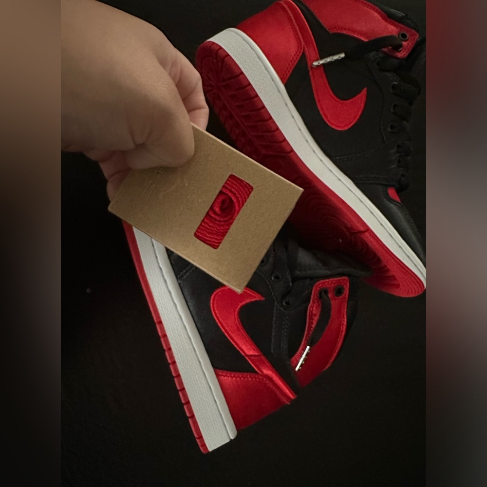 Wmns Air Jordan 1 Retro High OG 'Satin Bred' 2023